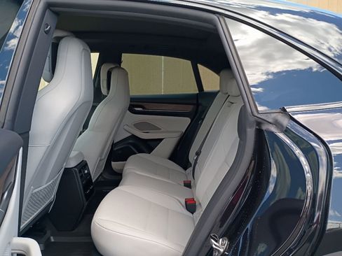 Certified 2025 Porsche Macan 4S Electric AWD/4WD image 15
