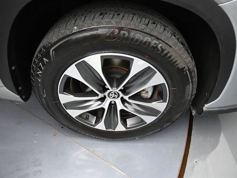 Certified 2025 Toyota Highlander XLE FWD image 26