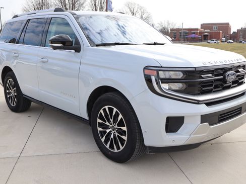 Used 2025 Ford Expedition Platinum image 3
