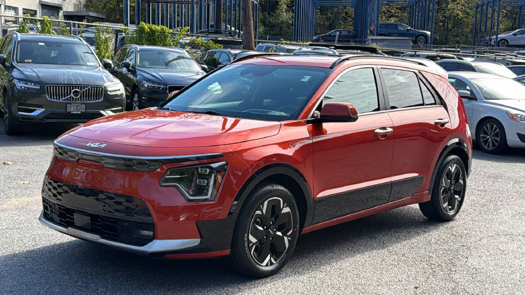 Used 2023 Kia Niro Wave w/ Wave Preserve Package FWD image 2