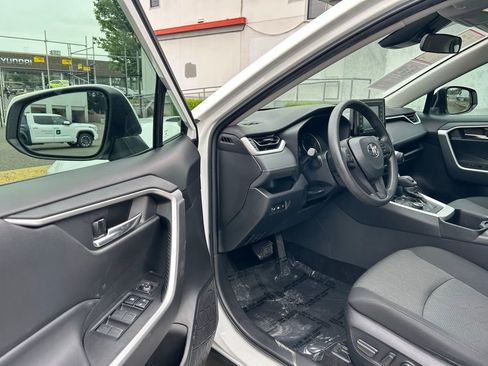 Used 2022 Toyota RAV4 XLE AWD/4WD image 11