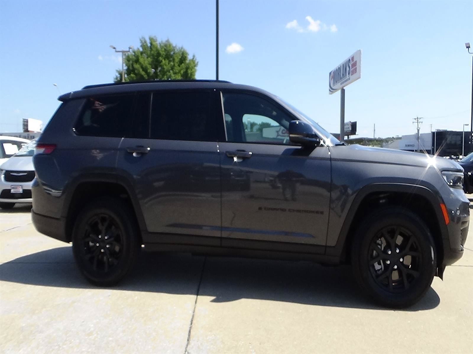 Used 2025 Jeep Grand Cherokee L Altitude AWD/4WD image 5