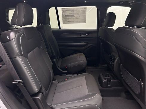 New 2025 Jeep Grand Cherokee L Laredo image 17