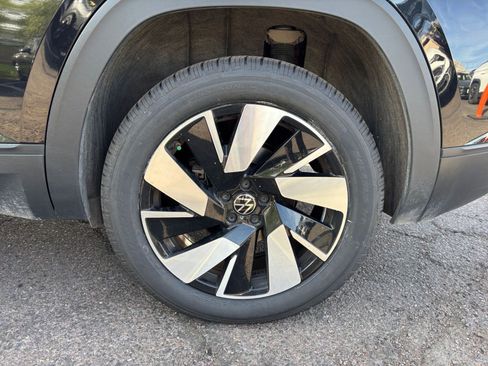 Used 2025 Volkswagen Atlas Cross Sport SE image 32