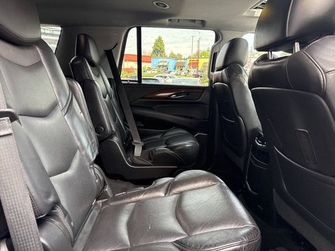 Used 2018 Cadillac Escalade Luxury AWD/4WD image 17