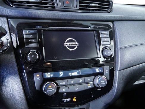 Used 2019 Nissan Rogue SV image 18