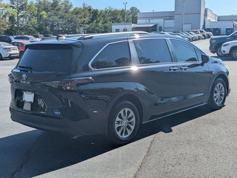 Used 2025 Toyota Sienna XLE image 7