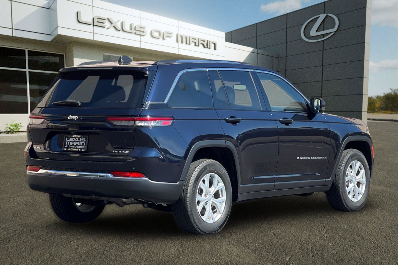 Used 2023 Jeep Grand Cherokee Limited w/ Trailer Tow Prep Group (B) AWD/4WD image 9