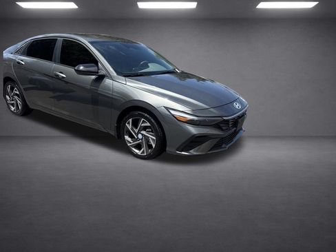 Used 2025 Hyundai Elantra Sport FWD image 14