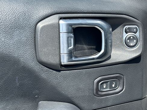 Used 2018 Jeep Wrangler Unlimited Sahara AWD/4WD image 14