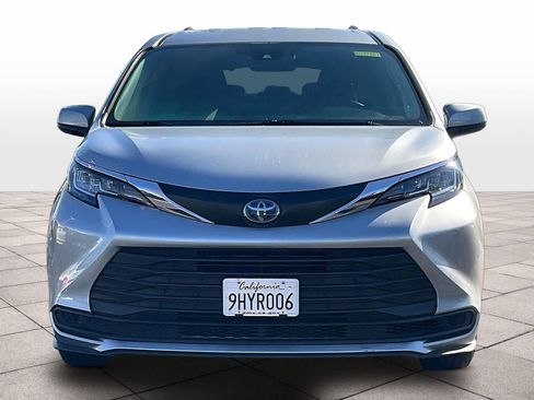 Used 2021 Toyota Sienna LE image 3