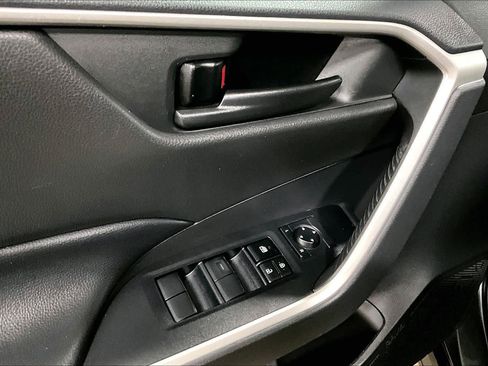 Used 2022 Toyota RAV4 LE image 30