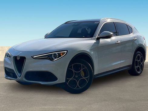 Used 2018 Alfa Romeo Stelvio Ti AWD/4WD image 3