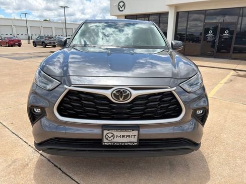 Used 2023 Toyota Highlander LE FWD image 5