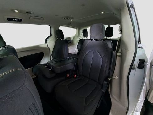 Used 2018 Chrysler Pacifica Touring w/ Tire & Wheel Group FWD image 22