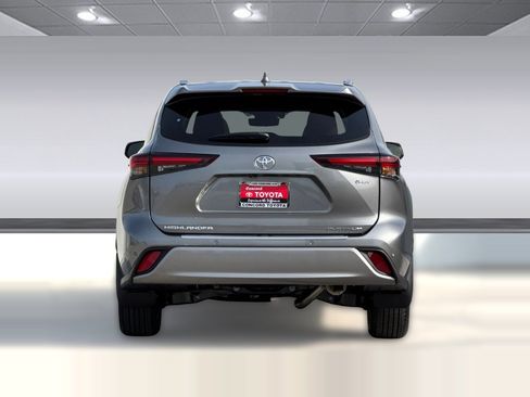 New 2026 Toyota Highlander Platinum image 8