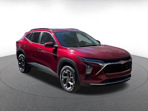 Used 2025 Chevrolet Trax LT image 2