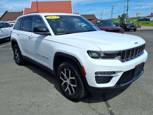 Used 2023 Jeep Grand Cherokee Limited AWD/4WD image 3