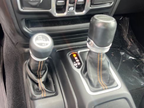Used 2021 Jeep Gladiator Overland AWD/4WD image 14
