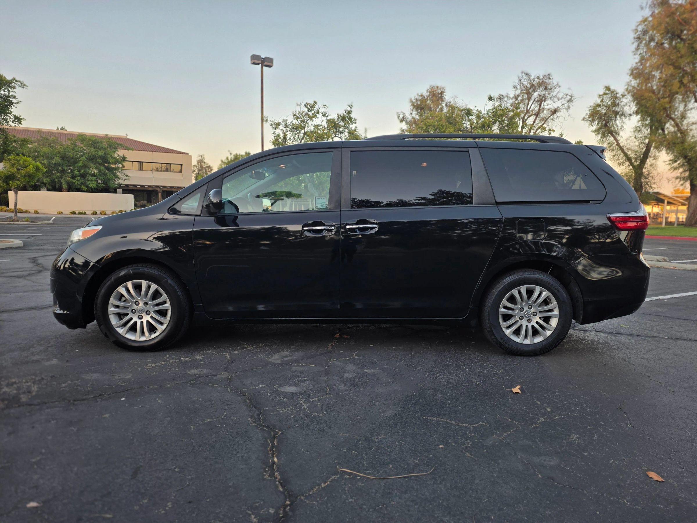 Used 2017 Toyota Sienna XLE FWD image 7