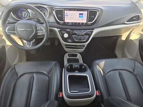 Used 2023 Chrysler Pacifica Touring-L FWD image 28
