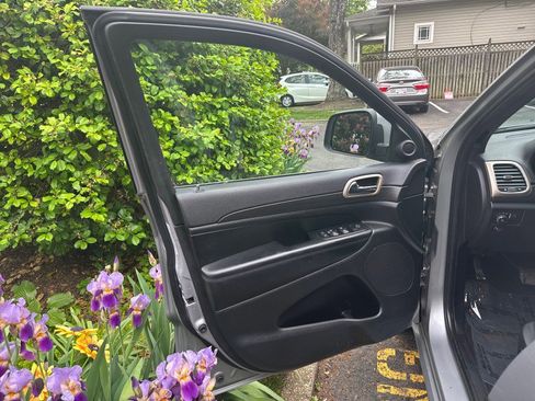 Used 2015 Jeep Grand Cherokee Altitude AWD/4WD image 10