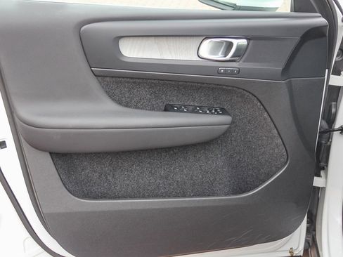 Used 2025 Volvo XC40 B5 Plus image 21