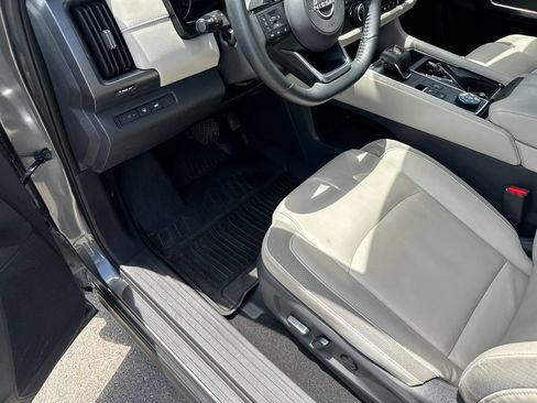Used 2023 Nissan Pathfinder SL AWD/4WD image 22