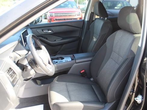 Used 2025 Nissan Rogue SV FWD image 15