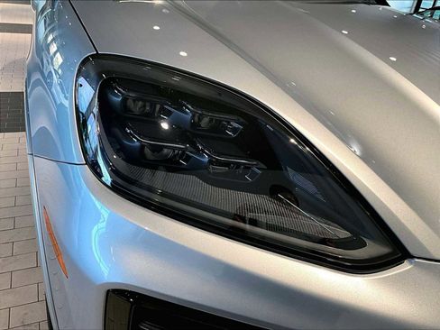 Used 2025 Porsche Cayenne GTS w/ Premium Package image 15