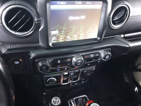 Used 2022 Jeep Wrangler Unlimited Sahara AWD/4WD image 16