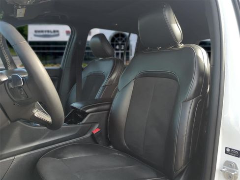 Used 2023 Jeep Grand Cherokee Altitude AWD/4WD image 13