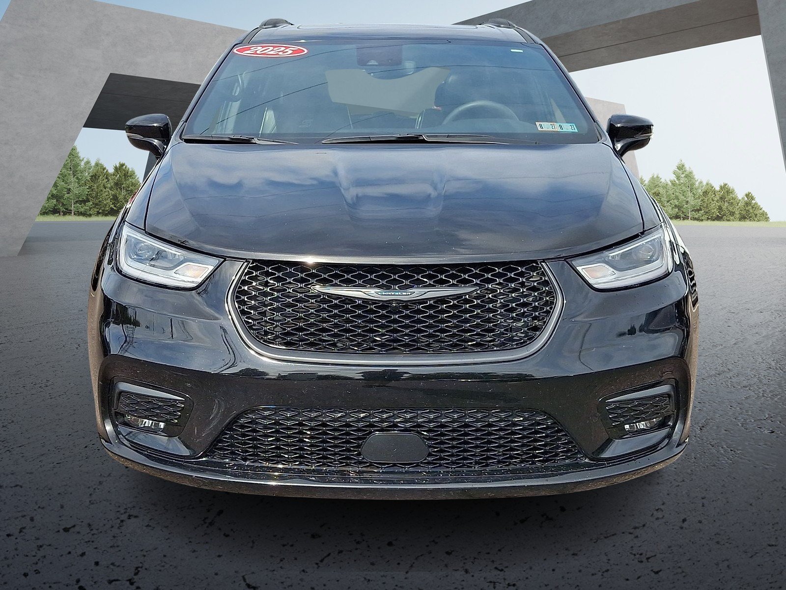 Used 2025 Chrysler Pacifica Limited FWD image 2