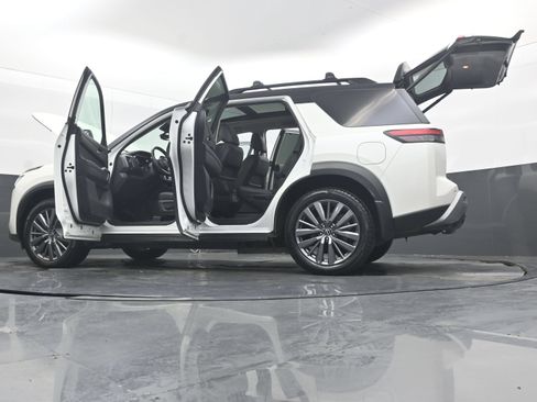 Used 2024 Nissan Pathfinder SL w/ SL Premium Package FWD image 40