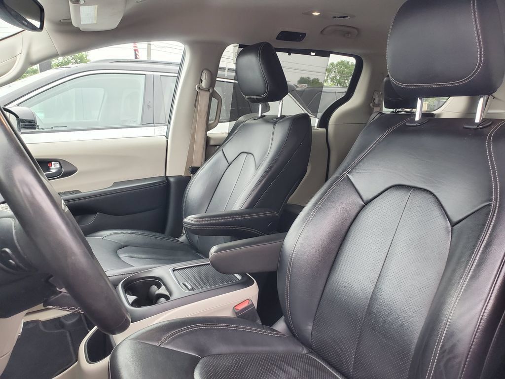 Used 2022 Chrysler Pacifica Touring-L FWD image 6