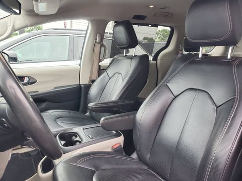 Used 2022 Chrysler Pacifica Touring-L FWD image 6