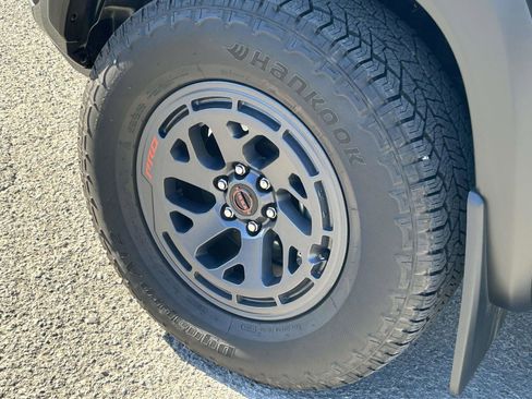 Used 2025 Nissan Frontier PRO-4X w/ Pro Convenience Package image 9