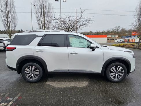 New 2025 Nissan Pathfinder SL image 4