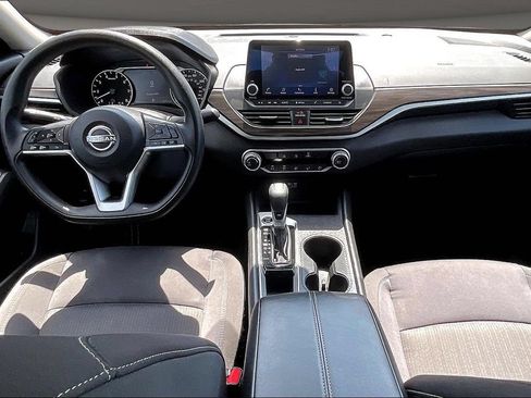 Used 2025 Nissan Altima 2.5 SV FWD image 11