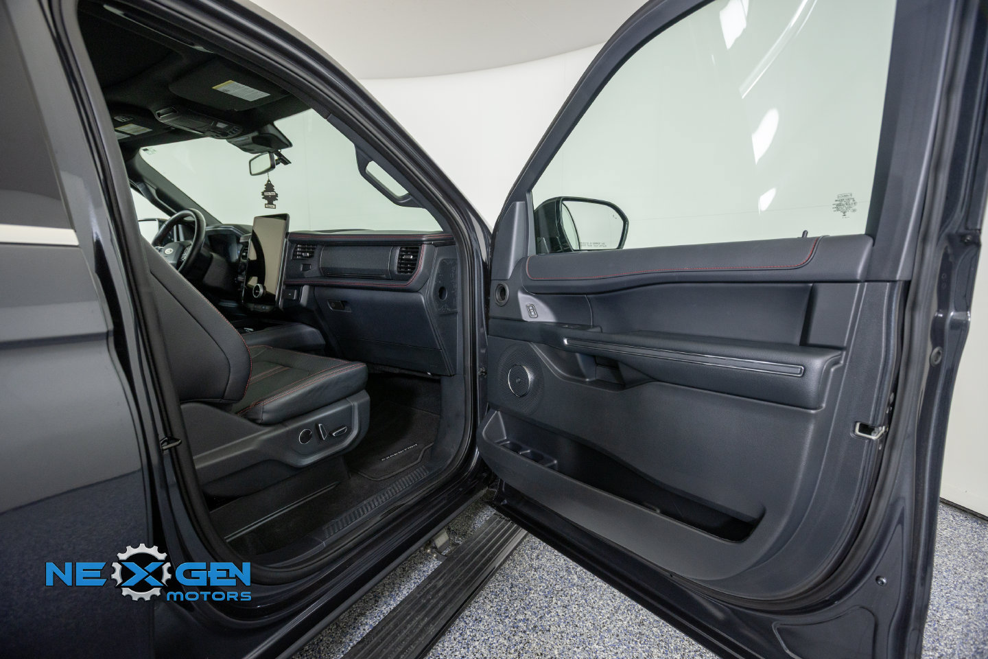 Used 2024 Ford Expedition Limited AWD/4WD image 42
