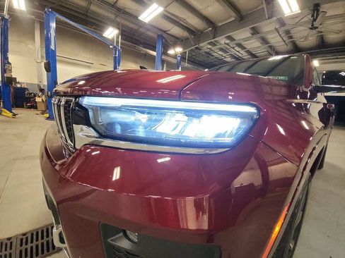 Used 2024 Jeep Grand Cherokee Overland w/ Luxury Tech Group IV AWD/4WD image 31