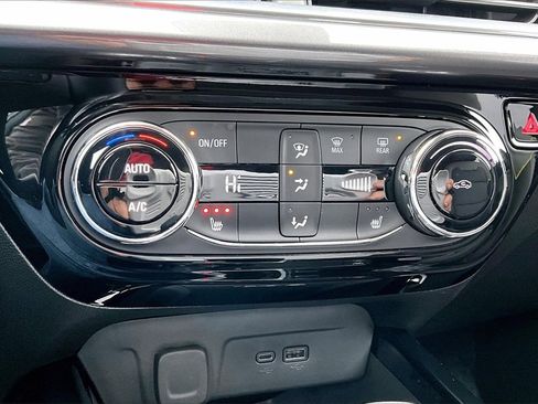 Used 2025 Chevrolet Trax ACTIV w/ Sunroof Package image 30