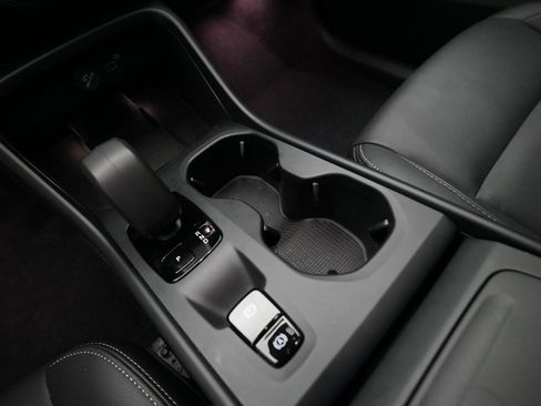 Used 2025 Volvo XC40 B5 Core image 17