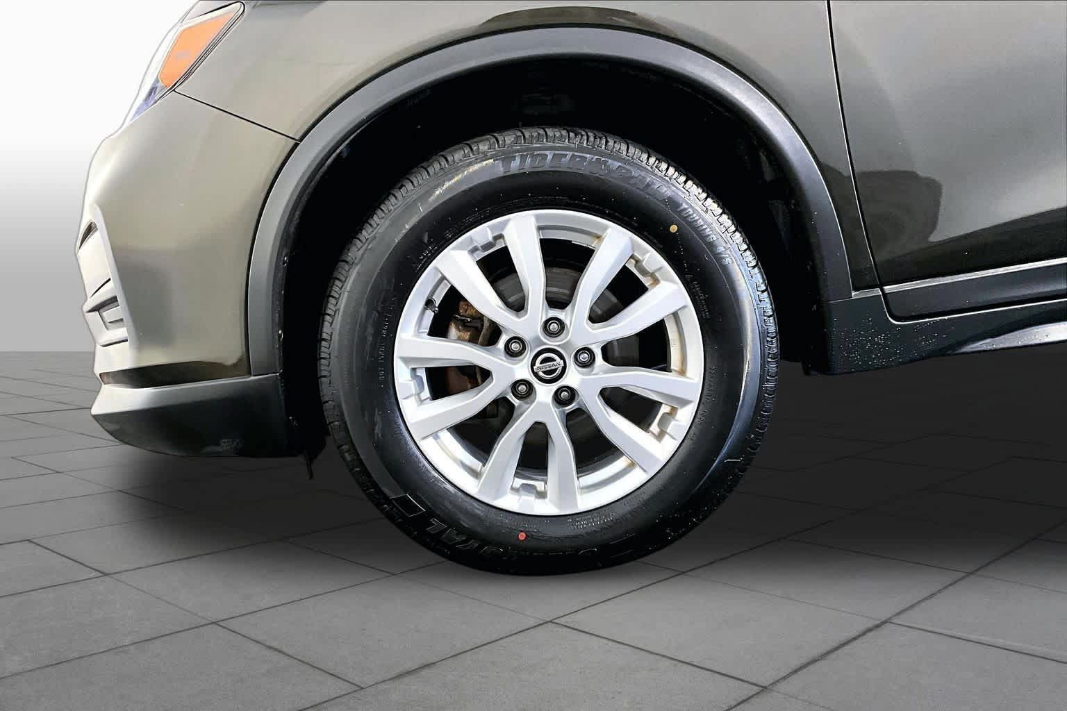 Used 2017 Nissan Rogue SV AWD/4WD image 11