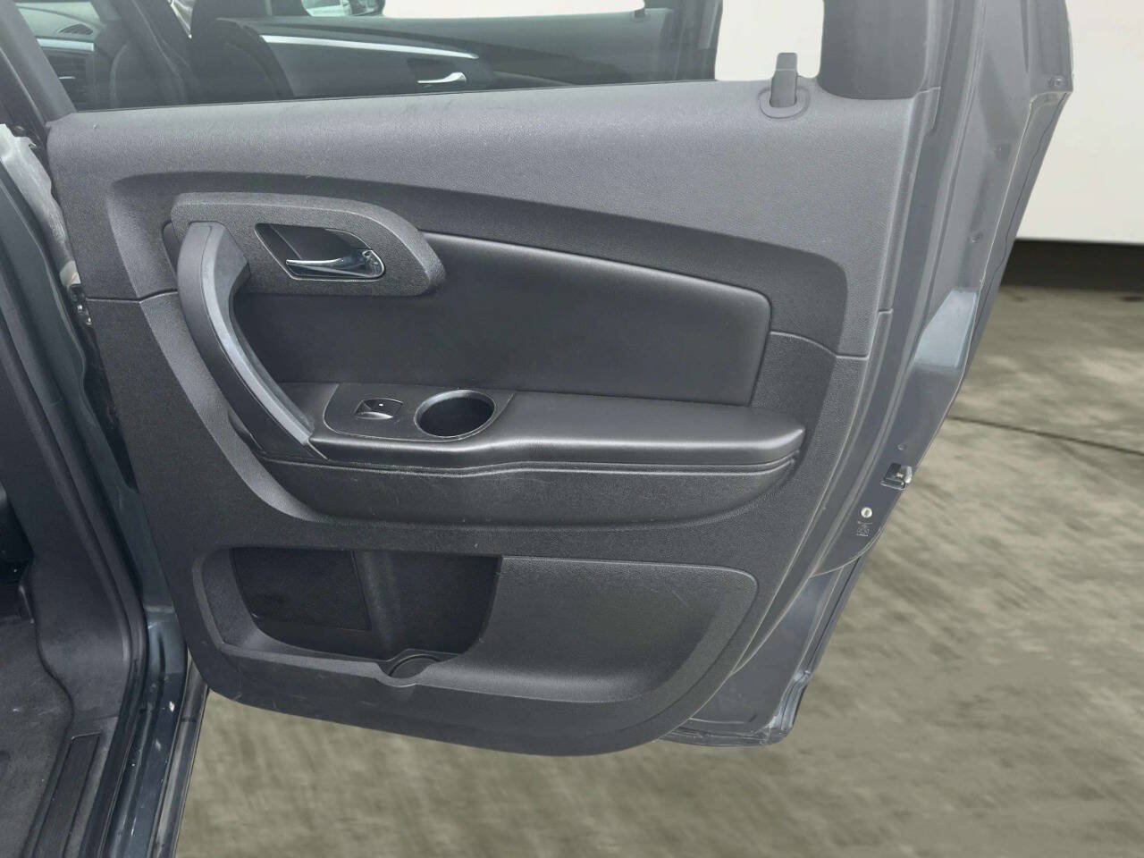 Used 2012 Chevrolet Traverse LT FWD image 3