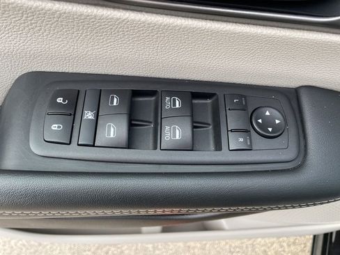 Used 2024 Chrysler Pacifica Touring-L image 12