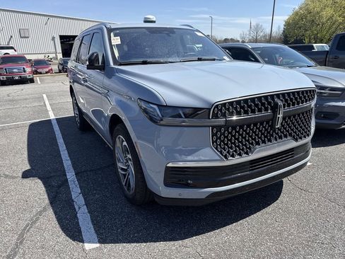 Used 2025 Lincoln Navigator Reserve image 2