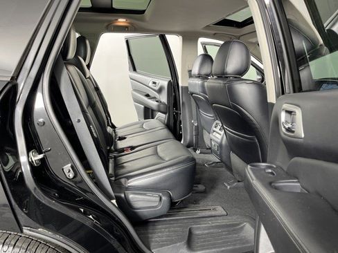 Used 2020 Nissan Pathfinder Platinum FWD image 44