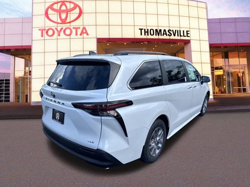 New 2025 Toyota Sienna XLE image 5