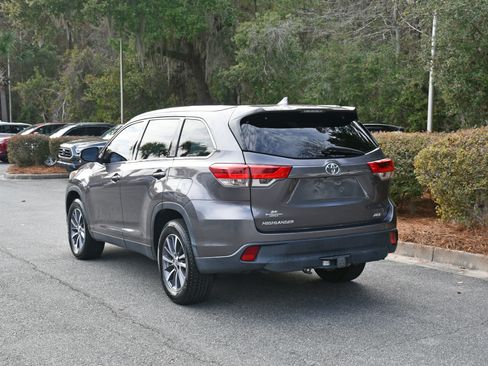 Used 2019 Toyota Highlander XLE image 3